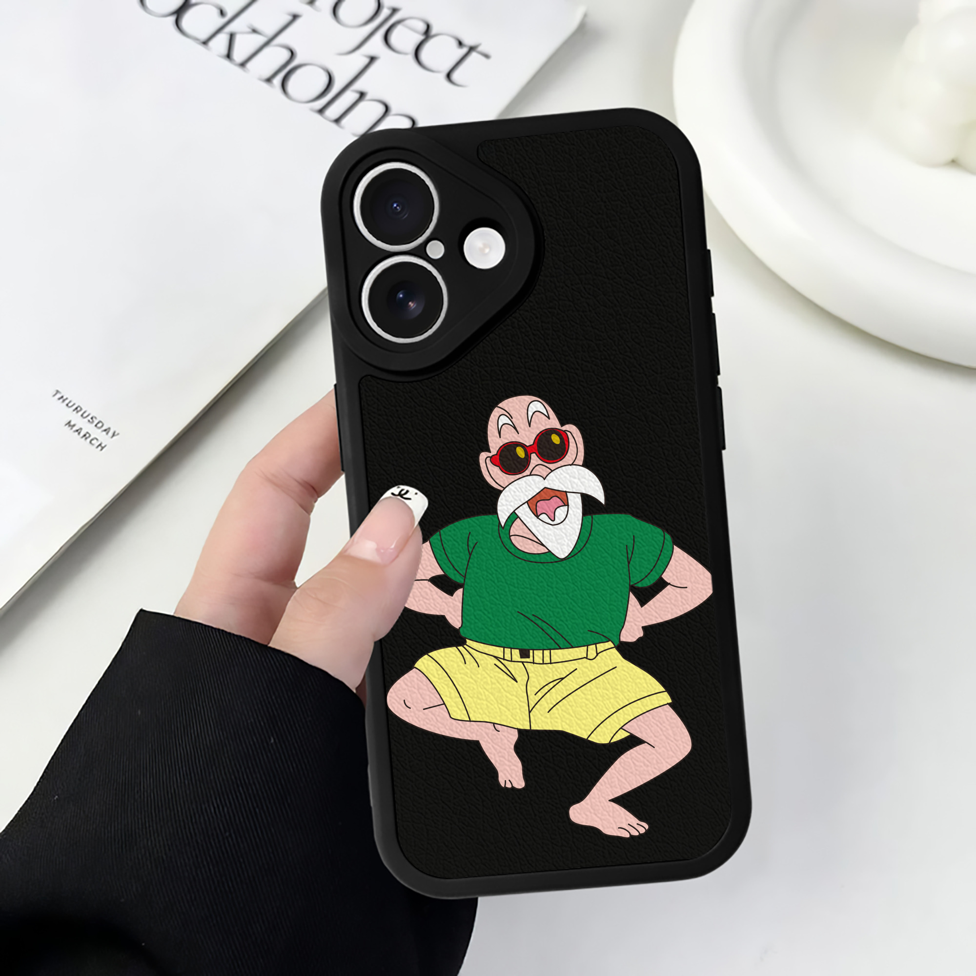 （画像用） ドラゴンボール 亀仙人（かめせんにん） DRAGON BALL Master Roshi Kame Sennin 【iPhone 16シリーズ対応】シリコンスマホケース（レザー調） 材質：シリコン
